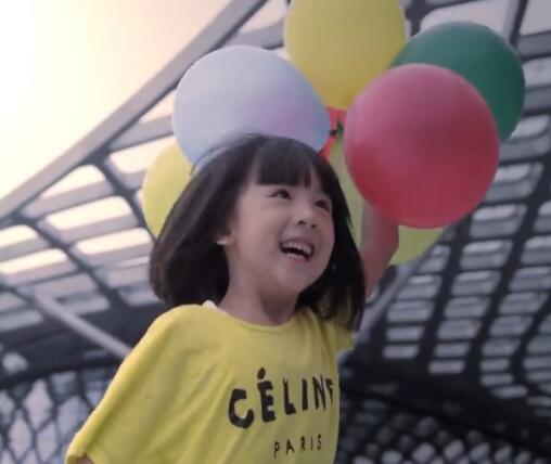 玩气球的小女孩实拍短片